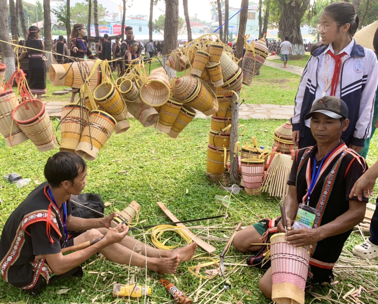 Dân làng Ngơm Thung, xã Ia Pết, huyện Đak Đoa giữ nghề truyền thống