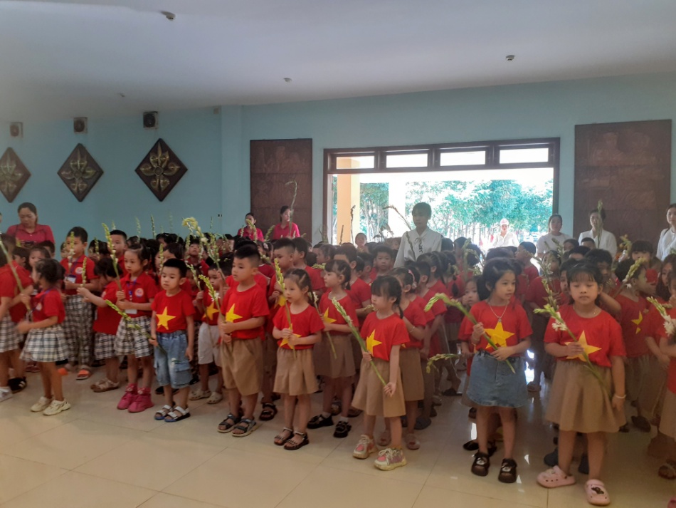 Trường mầm non Hoa Phượng, phường Hội Phú, Tp.Pleiku dâng hương, dâng hoa Bác Hồ tại Bảo tàng tỉnh Gia Lai