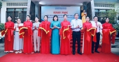 Hình: Các đồng chí Lãnh đạo các sở, ban, ngành cắt băng Khai mạc