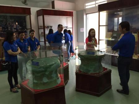 (Các Đoàn viên nghe thuyết minh trình bày và tham quan các hiện vật tại Bảo tàng tổng hợp Bình Định)