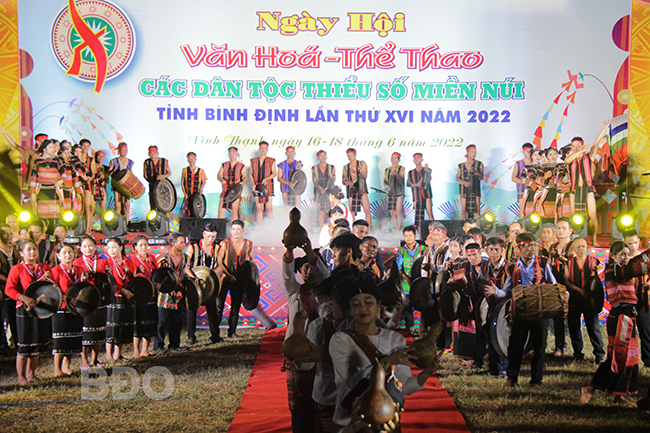 Các đoàn biểu diễn khai mạc Ngày hội NHMN CacDoanDienKhaiMacNgayHoi