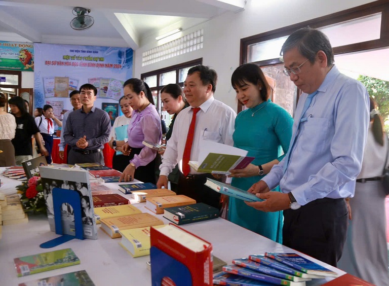 Đại biểu tham quan Khu trưng bày xếp Sách nghệ thuật của Thư viện tỉnh