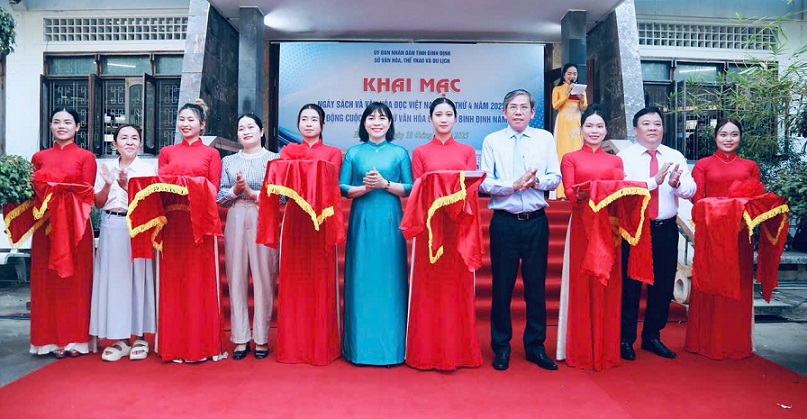 Hình: Các đồng chí Lãnh đạo các sở, ban, ngành cắt băng Khai mạc