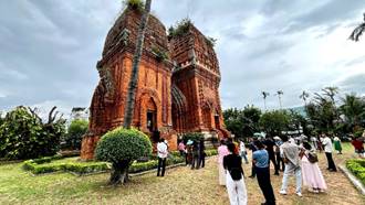 ĐOÀN ĐẠI BIỂU CÁC TỈNH, THÀNH THAM QUAN DI TÍCH, ĐIỂM ĐẾN VĂN HÓA TẠI GIA LA