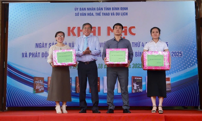 Đ/c Phạm Ngọc Thái – Phó Giám đốc Sở Văn hóa, Thể thao và Du lịch tặng sách cho các thư viện